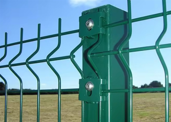 گالوانیزه 3D منحنی V خم شده Welded Wire Mesh Triangle Fence برای امنیت