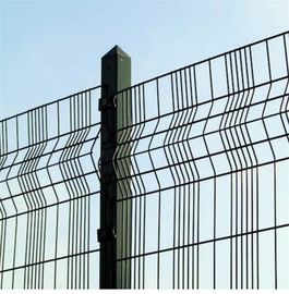 پنل حصار فلزی جوش داده شده با رنگ سبز PVC که با خم های مثلثی پوشانده شده است